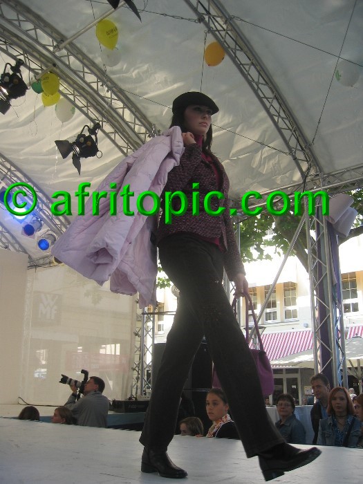 ../Images/Krefeld-Strssenmodenschau-2005 362.jpg